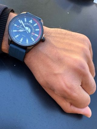 Reloj deportivo azul con esfera grande y diseño mo