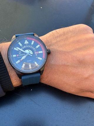 Reloj deportivo azul con esfera grande y diseño mo