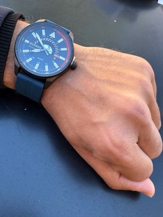 Reloj deportivo azul con esfera grande y diseño mo