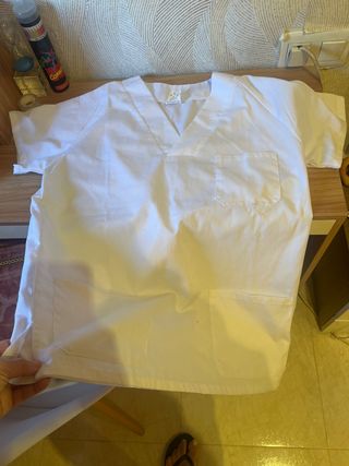 Uniformes de enfermería blancos
