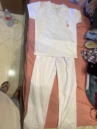 Uniformes de enfermería blancos