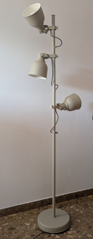 Lámpara de pie beige Ikea HEKTAR