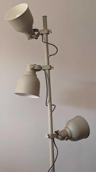 Lámpara de pie beige Ikea HEKTAR
