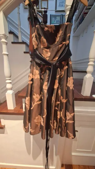 Vestido de fiesta marrón y dorado