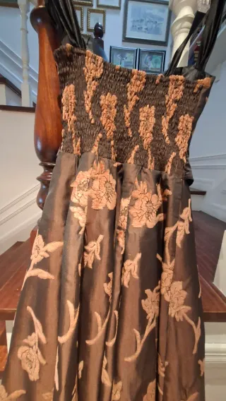 Vestido de fiesta marrón y dorado