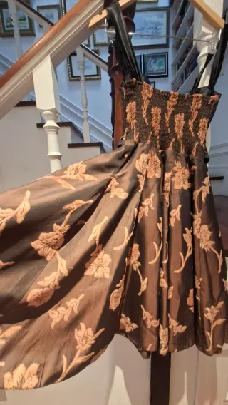 Vestido de fiesta marrón y dorado