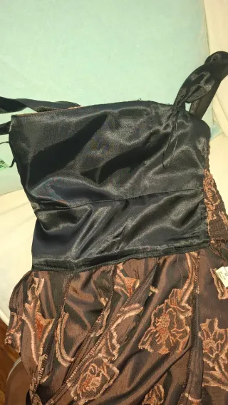 Vestido de fiesta marrón y dorado