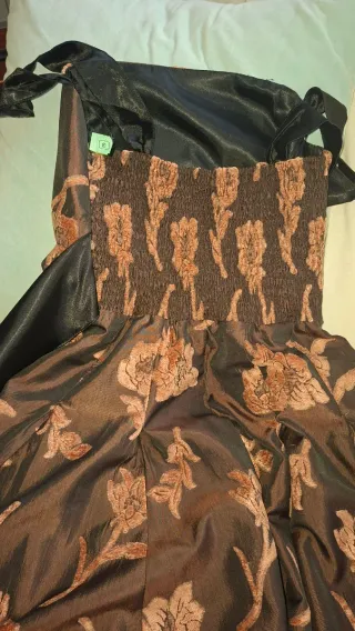 Vestido de fiesta marrón y dorado