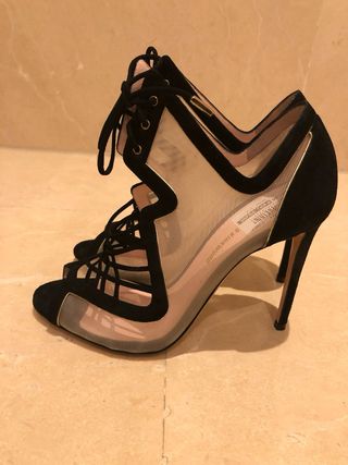 Zapatos de tacón negros y dorados