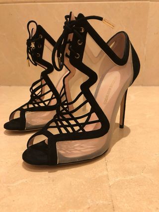 Zapatos de tacón negros y dorados
