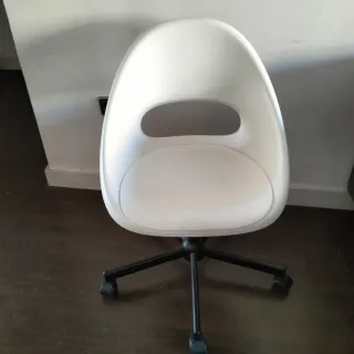 2 Sillas de oficina/manicura con ruedas