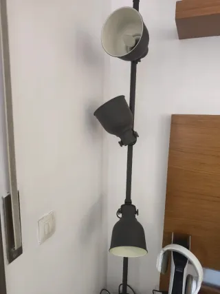 Lámpara de pie negra metal