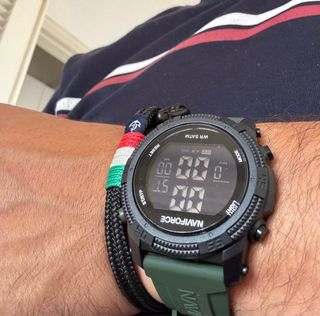 Reloj digital deportivo negro con correa verde