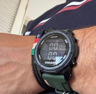 Reloj digital deportivo negro con correa verde