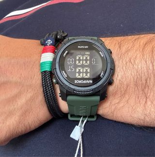 Reloj digital deportivo negro con correa verde