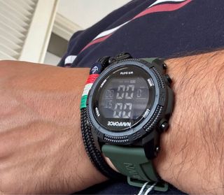 Reloj digital deportivo negro con correa verde