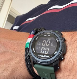 Reloj digital deportivo negro con correa verde