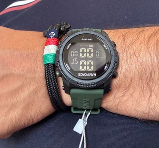 Reloj digital deportivo negro con correa verde