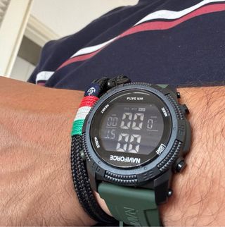 Reloj digital deportivo negro con correa verde