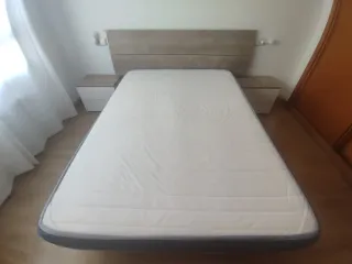 Vendo colchón y regalo base tapizada con 6 patas