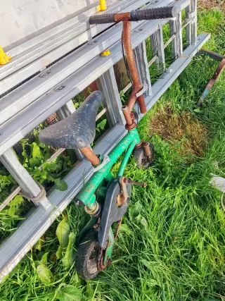 Bicicleta pequeña verde