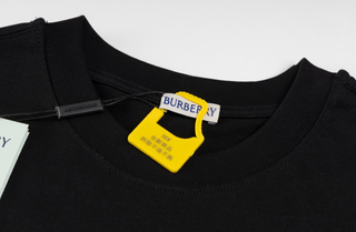 Camiseta Burberry Negra Logo Rosa