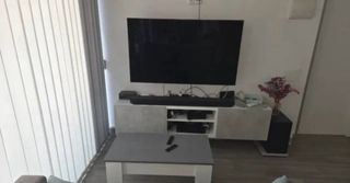 Mueble TV moderno gris y blanco