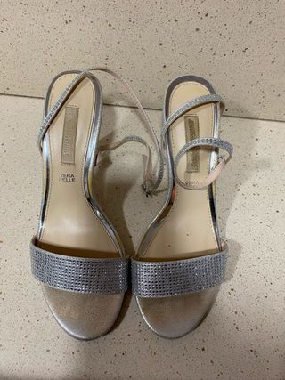 Zapatos de tacón plateados con pedrería