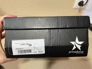 Zapatos de tacón plateados con pedrería