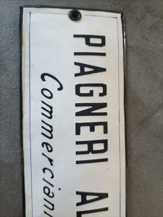 Targhetta smaltata vintage.