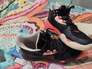 Zapatillas Tarmak Negras y  naranja. De Basquet.