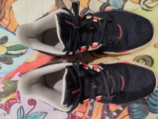 Zapatillas Tarmak Negras y  naranja. De Basquet.