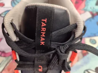 Zapatillas Tarmak Negras y  naranja. De Basquet.