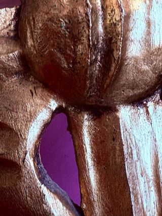 Marco de espejo antiguo tallado en madera dorada