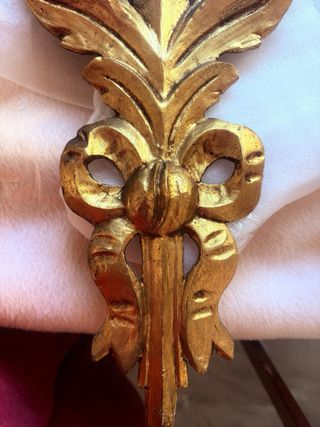 Marco de espejo antiguo tallado en madera dorada