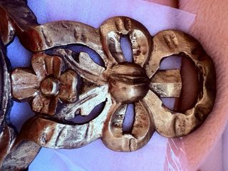 Marco de espejo antiguo tallado en madera dorada