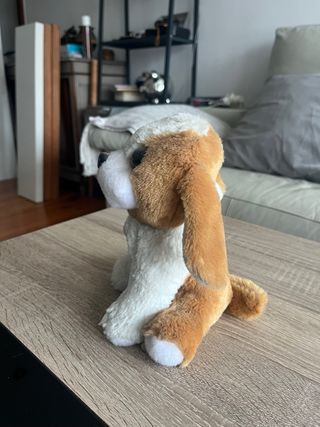 Peluche de perro marrón y blanco