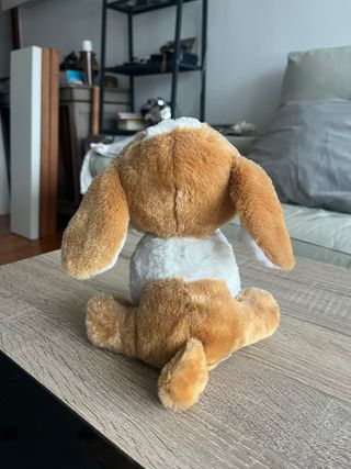 Peluche de perro marrón y blanco