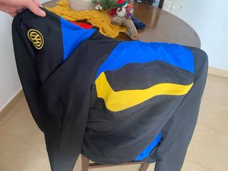 Chaqueta cortavientos Nike negra y azul