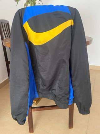 Chaqueta cortavientos Nike negra y azul