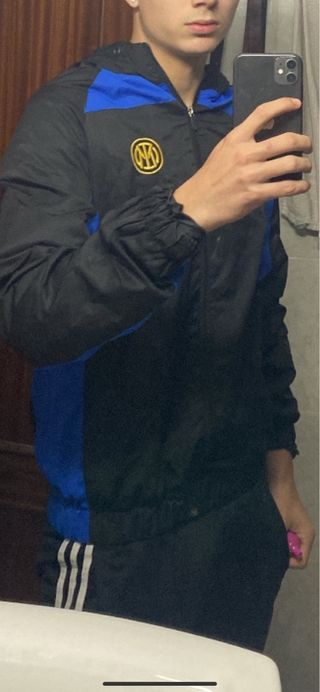 Chaqueta cortavientos Nike negra y azul