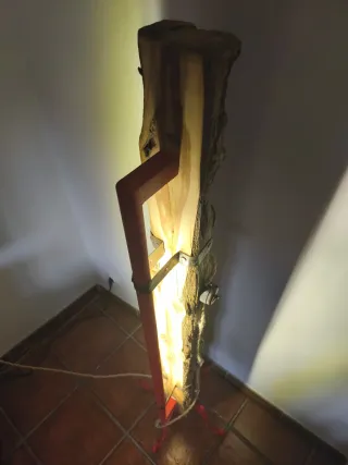 Lámpara artesanal de enebro