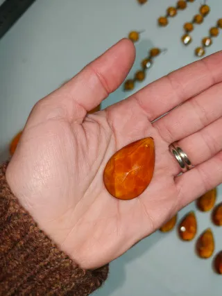 Antichi pendenti e gocce in vetro uso decorativo