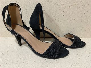 Zapatos de tacón negros con pedrería