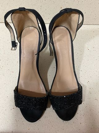 Zapatos de tacón negros con pedrería