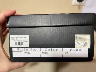 Zapatos de tacón negros con pedrería