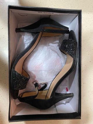 Zapatos de tacón negros con pedrería