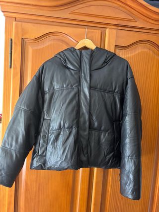 Chaquetón negro con capucha Stradivarius