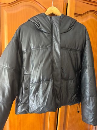 Chaquetón negro con capucha Stradivarius