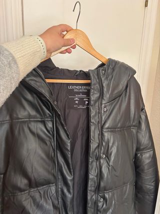 Chaquetón negro con capucha Stradivarius